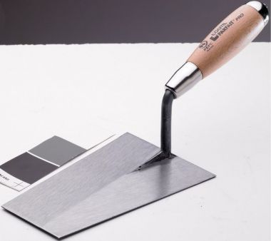 Кельма трапеция, стальное полотно, деревянная ручка с металлическим затыльником 18 см., L'OUTIL PARFAIT арт. 456180 ― L'OUTIL PARFAIT